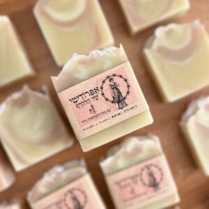 סבון טבעי אורגני עם מלח הימלאיה ורוד וחימר ורוד חורף5