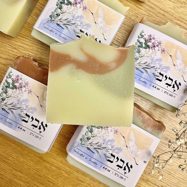 סבון טבעי מוצק אביב עם חימר ירוק חימר אדום וחימר קאולין