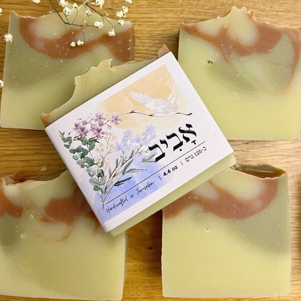 סבון טבעי מוצק אביב עם חימר ירוק חימר אדום וחימר קאולין בעבודת יד