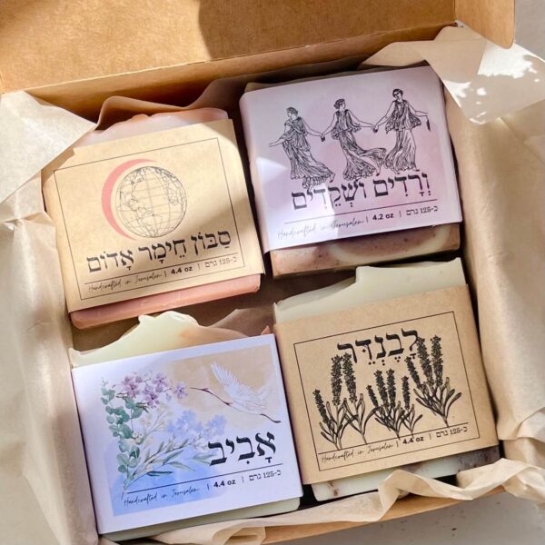 מארז סבון אביב גדול עם ארבעה סבונים מוצקים טבעיים בעבודת יד מתנה לפסח מתנה לאביב2