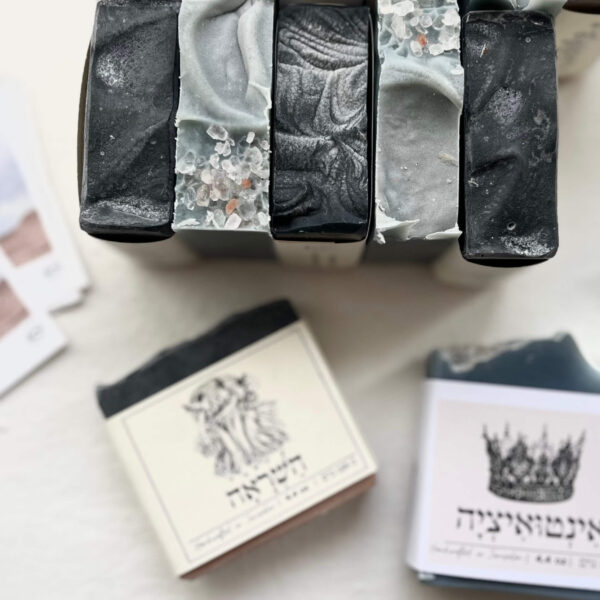 מארז סבון טבעי ליוצרים ויצירה עם סבון אינדיגו וסבון חימר אדום מתנה חגיגית
