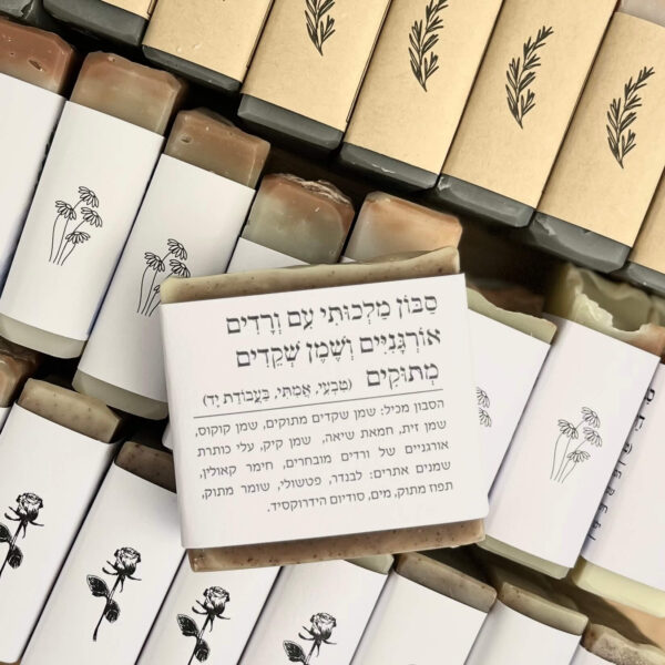 סבון טבעי מוצק עם עלי ורדים אורגניים ושמן שקדים מתוקים