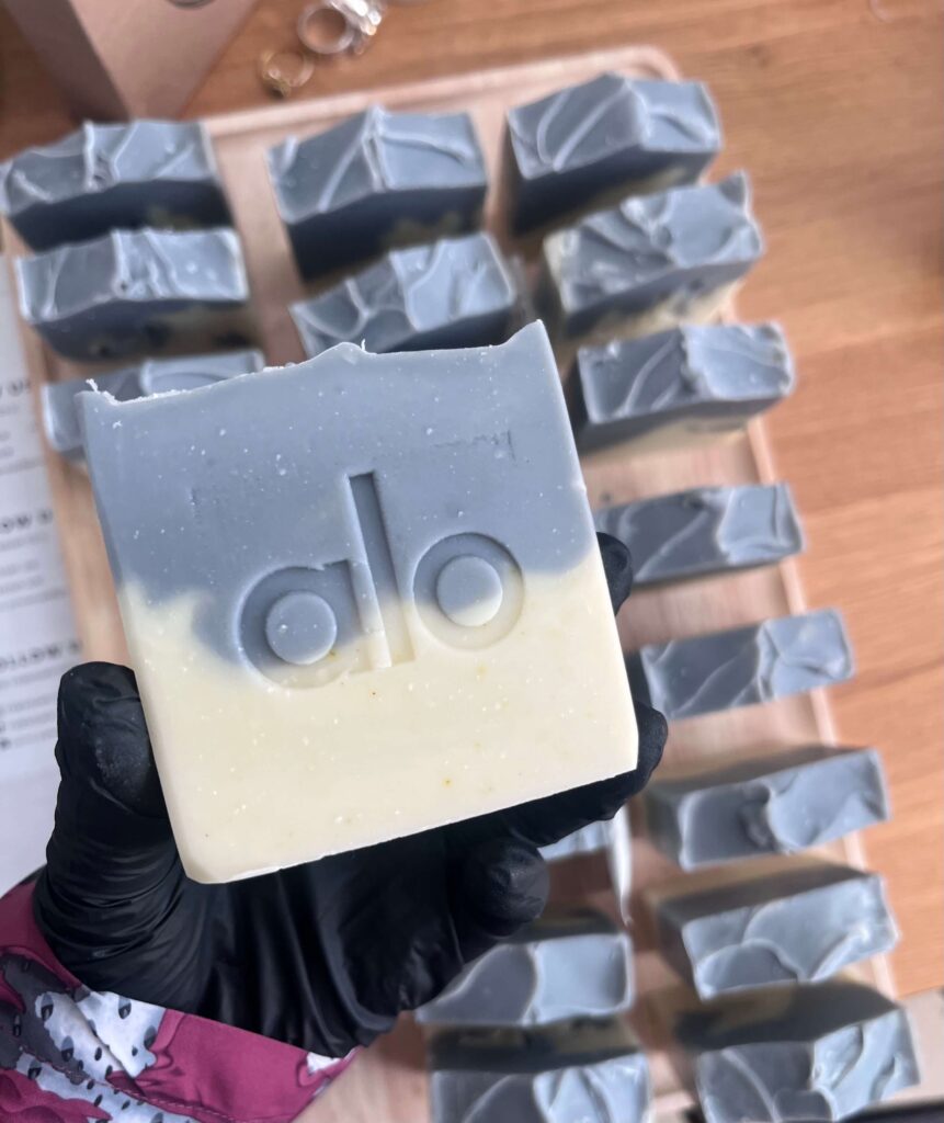 סבון ממותג בהזמנה אישית לאלו יוגה alo yoga soap